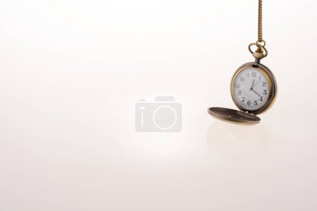 Foto de Reloj de bolsillo retro aislado sobre fondo blanco - Imagen libre de derechos