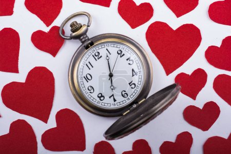 Foto de Concepto de amor para el día de San Valentín en reloj retro - Imagen libre de derechos