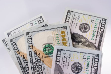 Foto de Billetes americanos de 100 dólares hechos de papel colocados sobre fondo blanco - Imagen libre de derechos