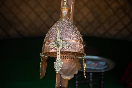 Foto de Cascos decorativos de metal de guerreros del imperio otomano turco - Imagen libre de derechos
