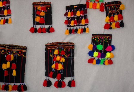 Foto de Selección de borlas otomanas tradicionales turcas en varios colores - Imagen libre de derechos
