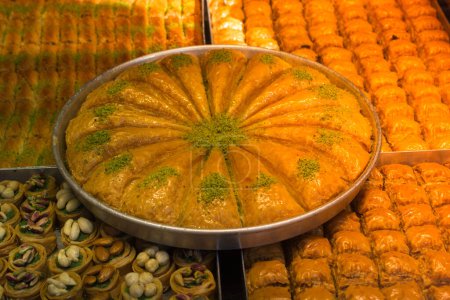 Téléchargez les photos : Dessert traditionnel turc Baklava en plateau d'Istanbul Turquie - en image libre de droit