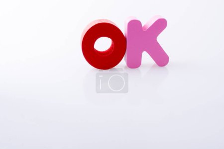 Téléchargez les photos : Le mot OK écrit avec des blocs de lettres colorées - en image libre de droit