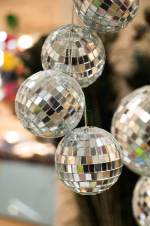 Téléchargez les photos : Boules disco avec miroirs pour danser dans un club disco - en image libre de droit