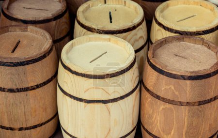Téléchargez les photos : Barils en bois en stock en vue - en image libre de droit