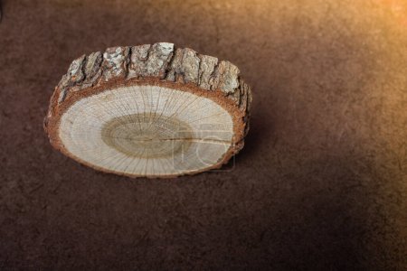 Téléchargez les photos : Vieux fond de texture de souche d'arbre fissuré altéré avec la section transversale - en image libre de droit