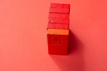 Téléchargez les photos : Rouge Colorl Domino Blocs placés sur fond rouge - en image libre de droit
