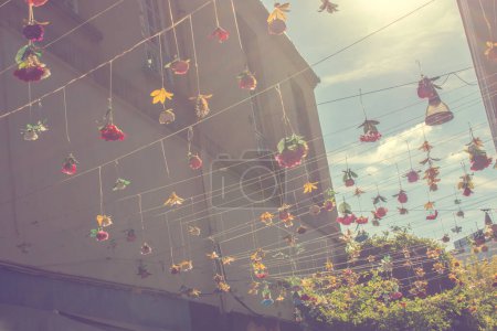 Foto de Arte floral hecho de flores artificiales de colores como decoración callejera - Imagen libre de derechos
