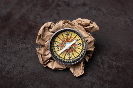 Téléchargez les photos : Outil de compas magnétique comme concept de voyage - en image libre de droit