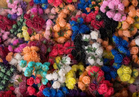 Téléchargez les photos : Plastique irréel fausses fleurs fleurs colorées - en image libre de droit