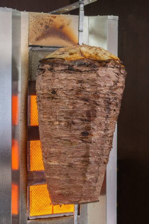 Comida tradicional turca Doner Kebab. Turnspit sesgo kebap kebab shawarma
