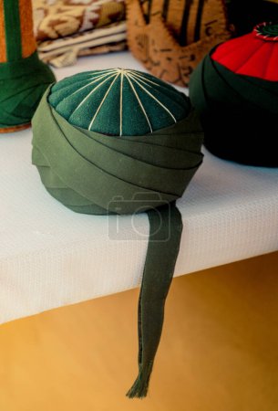 Foto de Turbante de moda otomana para hombre sueco derviche - Imagen libre de derechos