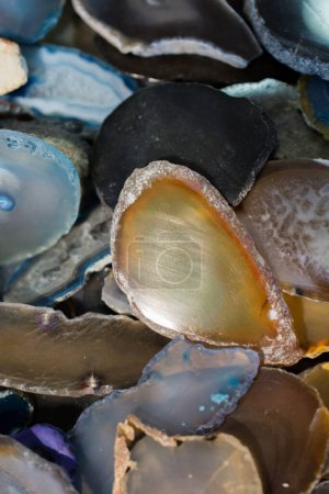 Una sección transversal de piedras preciosas de ágata como roca mineral natural
