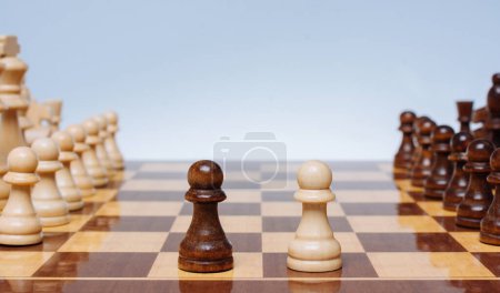 Téléchargez les photos : Échecs intellectuels. Pièces d'échecs en bois sur l'échiquier - en image libre de droit