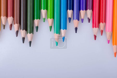 Téléchargez les photos : Crayons de couleur de différentes couleurs placés sur fond blanc - en image libre de droit