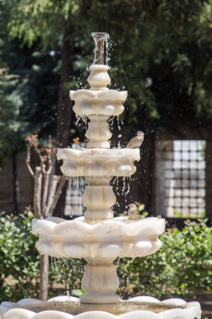 Téléchargez les photos : Fontaine antique turque de style ottoman en vue - en image libre de droit