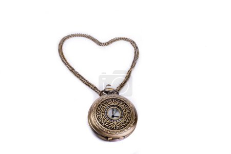 Foto de Reloj de bolsillo de estilo retro y su cadena forman un corazón sobre un fondo blanco - Imagen libre de derechos