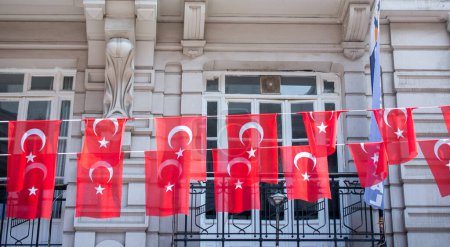 Foto de Bandera nacional turca cuelga en un poste en una cuerda en la calle al aire libre - Imagen libre de derechos