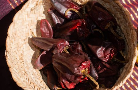 Téléchargez les photos : Beaucoup de poivrons rouges séchés suspendus trouvés comme fond alimentaire - en image libre de droit