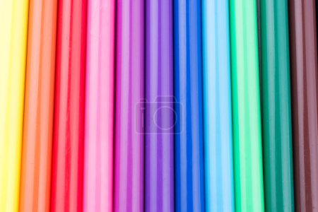 Foto de Bolígrafos de fieltro de varios colores en línea - Imagen libre de derechos