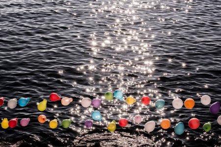 Téléchargez les photos : Ballon sur une corde sur l'eau pour le jeu de tir - en image libre de droit