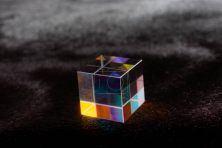 Cubo de vidrio óptico dispersión de luz, espectro. Física óptica refracciones de rayos