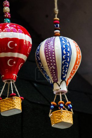 Téléchargez les photos : Modèle de ballons à air chaud en argile pour la décoration à vendre sur le marché - en image libre de droit