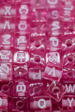 Téléchargez les photos : Cubes lettre alphabet coloré en vue - en image libre de droit