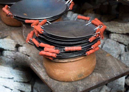 Foto de Conjunto de nuevas sartenes metálicas como utensilios de cocina - Imagen libre de derechos