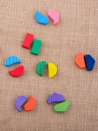 Téléchargez les photos : Pièces en bois colorées d'un puzzle logique - en image libre de droit