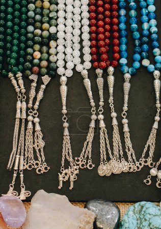 Ensemble de perles de prière de différentes couleurs et pierres semi-précieuses
