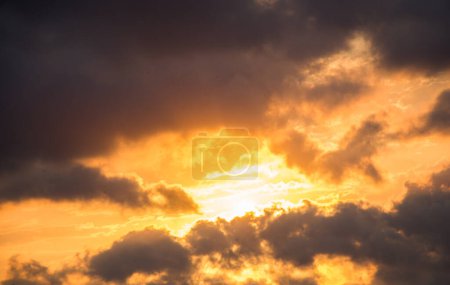 Téléchargez les photos : Des nuages sombres et gris se forment dans le ciel - en image libre de droit