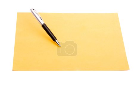 Foto de Pluma y papel de color sobre un fondo aislado - Imagen libre de derechos