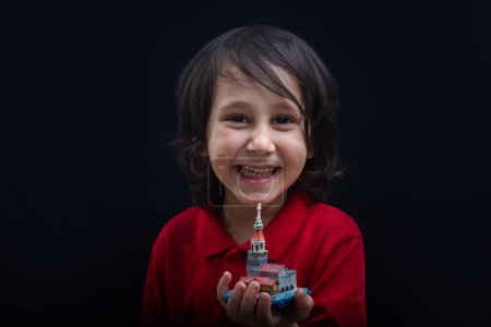 Foto de Niño pequeño sosteniendo un modelo de la Torre de la Doncella en Estambul - Imagen libre de derechos
