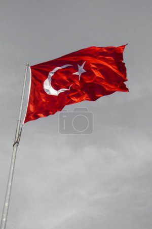 Foto de Bandera nacional turca cuelga en un poste al aire libre - Imagen libre de derechos