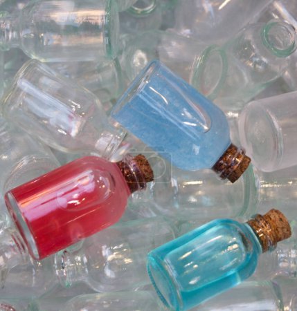 Téléchargez les photos : Ensemble de petites bouteilles transparentes vides dans une boîte - en image libre de droit