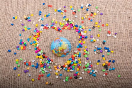 Téléchargez les photos : Globe en forme de coeur en forme de cailloux colorés - en image libre de droit