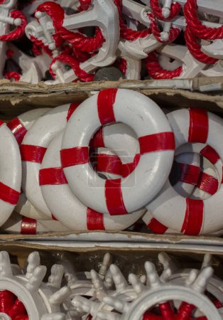 Téléchargez les photos : Ensemble de modèles Lifesaver ou gilets de sauvetage sur étagère - en image libre de droit