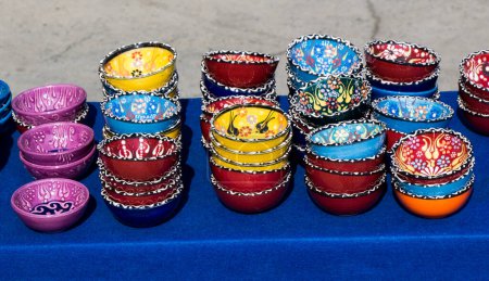 Foto de Placas tradicionales de cerámica turca en bazar - Imagen libre de derechos