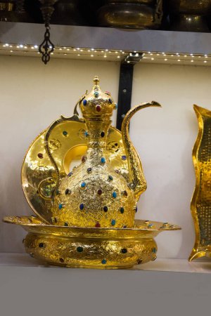 Foto de Antigua jarra de metal de estilo oriental en el mercado de antigüedades - Imagen libre de derechos