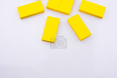 Téléchargez les photos : Dominos de couleur faisant un soleil sur un fond blanc - en image libre de droit