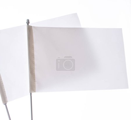 Téléchargez les photos : Deux drapeaux blancs sur fond blanc dans l'écran - en image libre de droit