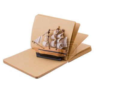 Téléchargez les photos : Old Ship sur un carnet sur fond blanc - en image libre de droit