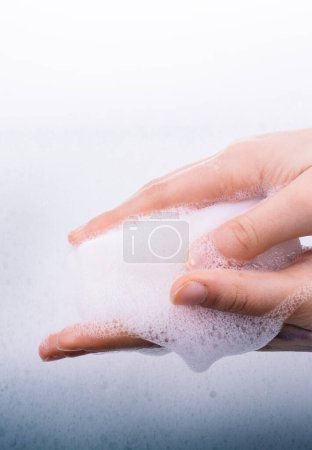 Foto de Lavado de manos y espuma de jabón sobre un fondo espumoso - Imagen libre de derechos