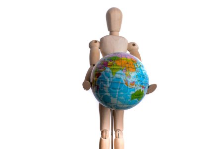 Téléchargez les photos : Homme en bois tenant un globe sur un fond blanc - en image libre de droit