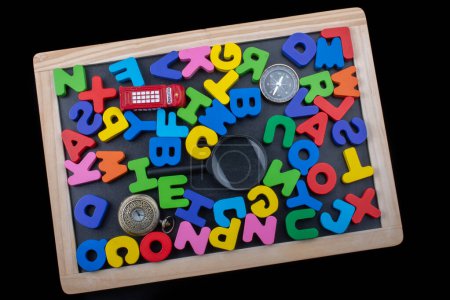 Lupa y letras coloridas del alfabeto