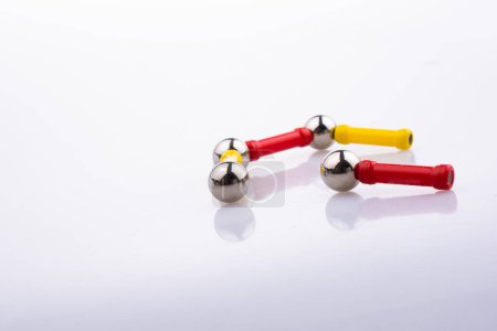 Foto de Barras magnéticas de juguete y bolas magnéticas sobre fondo blanco - Imagen libre de derechos