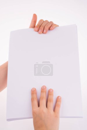 Foto de Mano sosteniendo un papel en blanco sobre un fondo blanco - Imagen libre de derechos