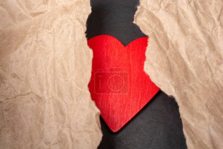 Téléchargez les photos : Coeur avec papier déchiré pour l'amour concept symbole de soins - en image libre de droit