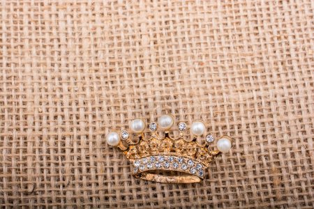 Téléchargez les photos : Petite couronne modèle posée sur une toile de lin - en image libre de droit